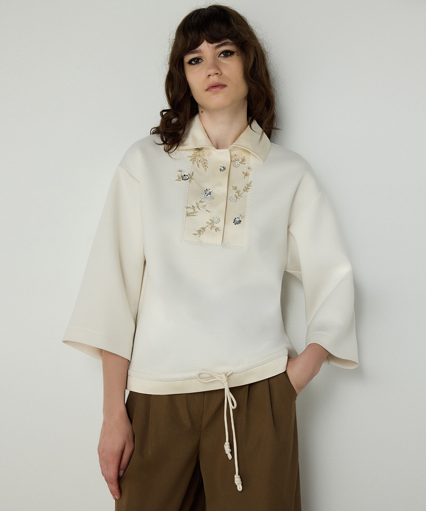 İŞLEMELİ SWEATSHIRT 