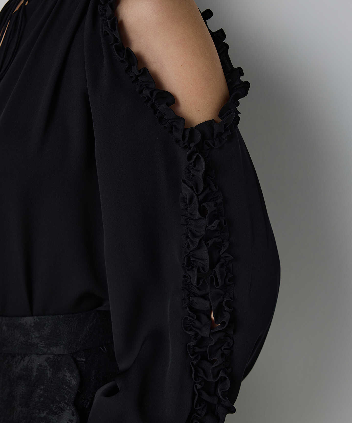 CUTOUT İPEK BLUZ