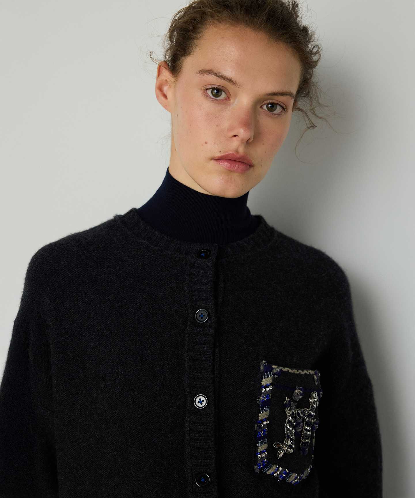 MONOGRAM İŞLEMELİ YÜN HIRKA