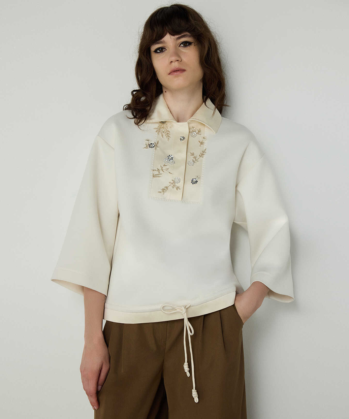 İŞLEMELİ SWEATSHIRT 