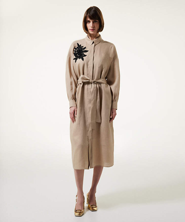 Kontrast işlemeli keten elbise