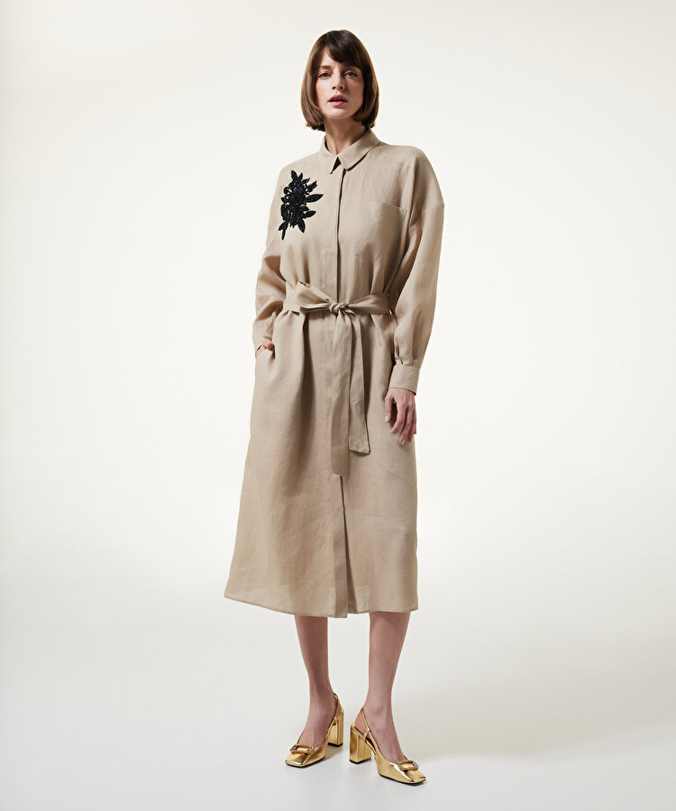 Kontrast işlemeli keten elbise