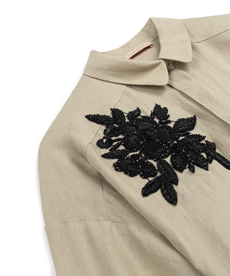 Kontrast işlemeli keten elbise