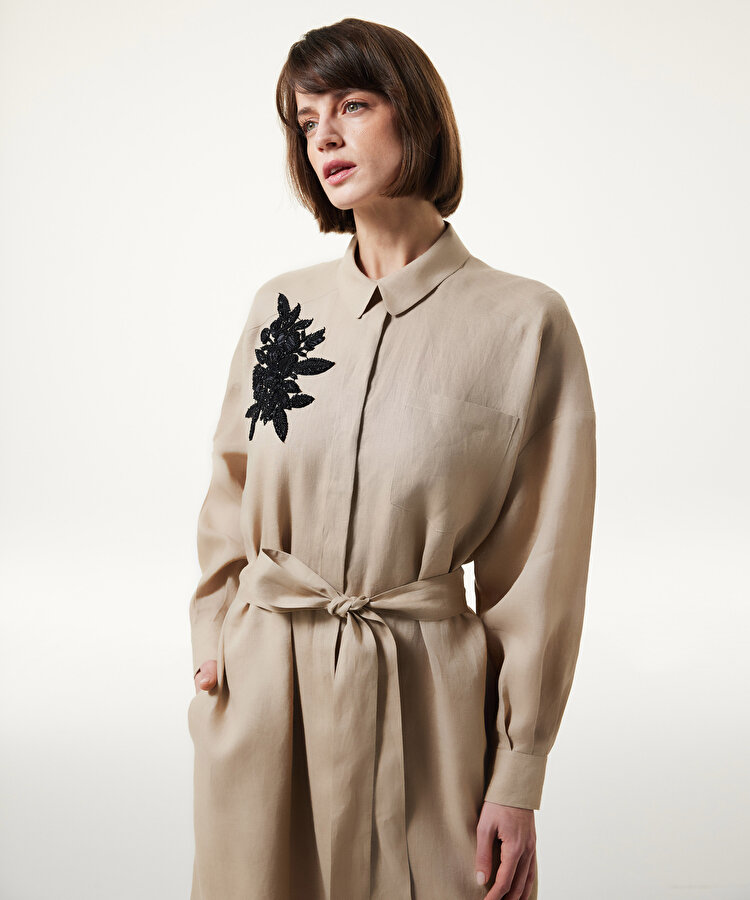 Kontrast işlemeli keten elbise