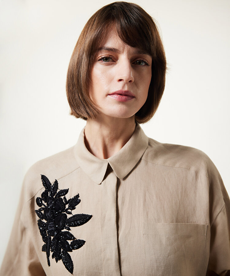 Kontrast işlemeli keten elbise