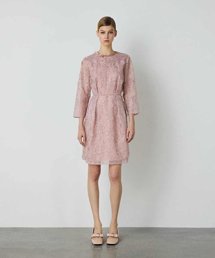 3D çiçek işlemeli elbise