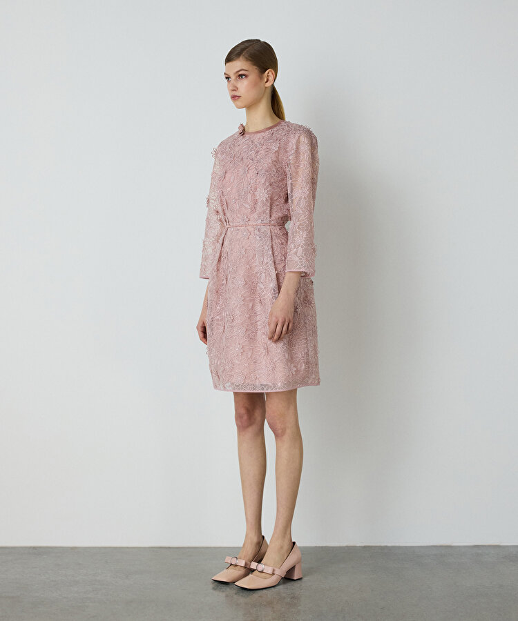 3D çiçek işlemeli elbise