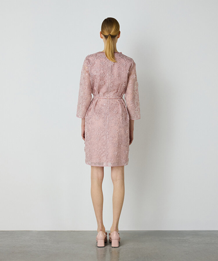 3D çiçek işlemeli elbise