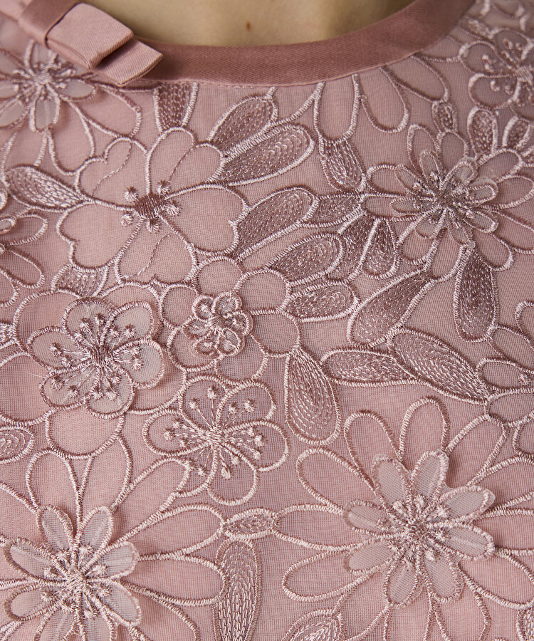 3D çiçek işlemeli elbise