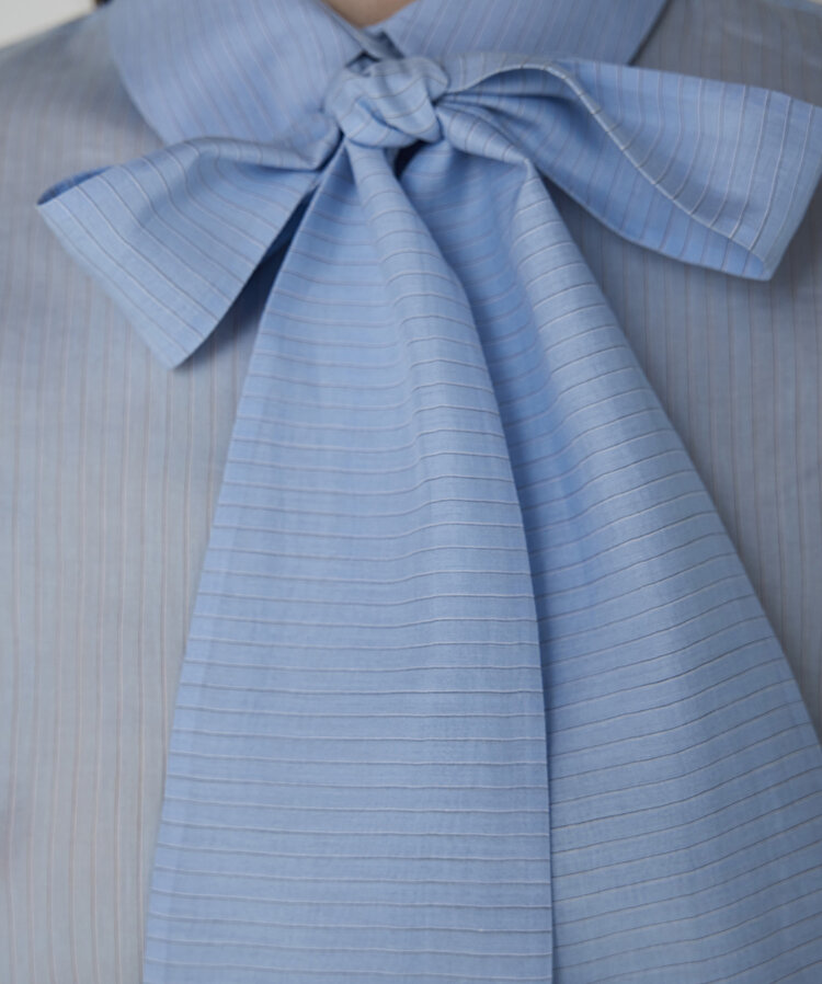 Çıkarılabilir fularlı çizgili gömlek