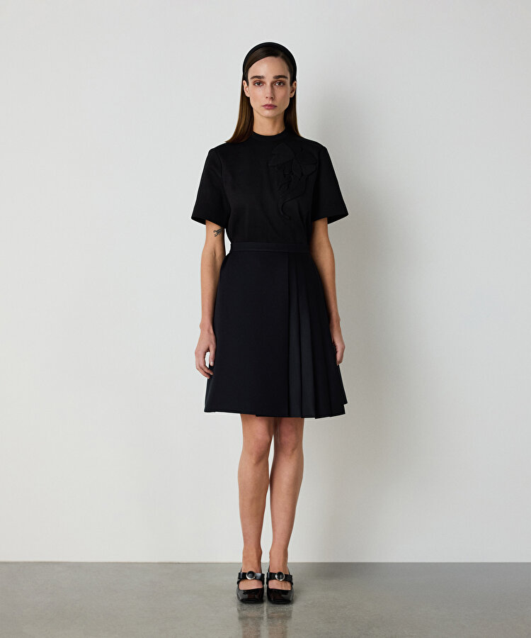 Çiçek aplikeli rahat kesim tişört