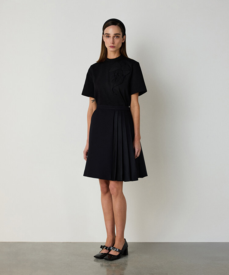 Çiçek aplikeli rahat kesim tişört