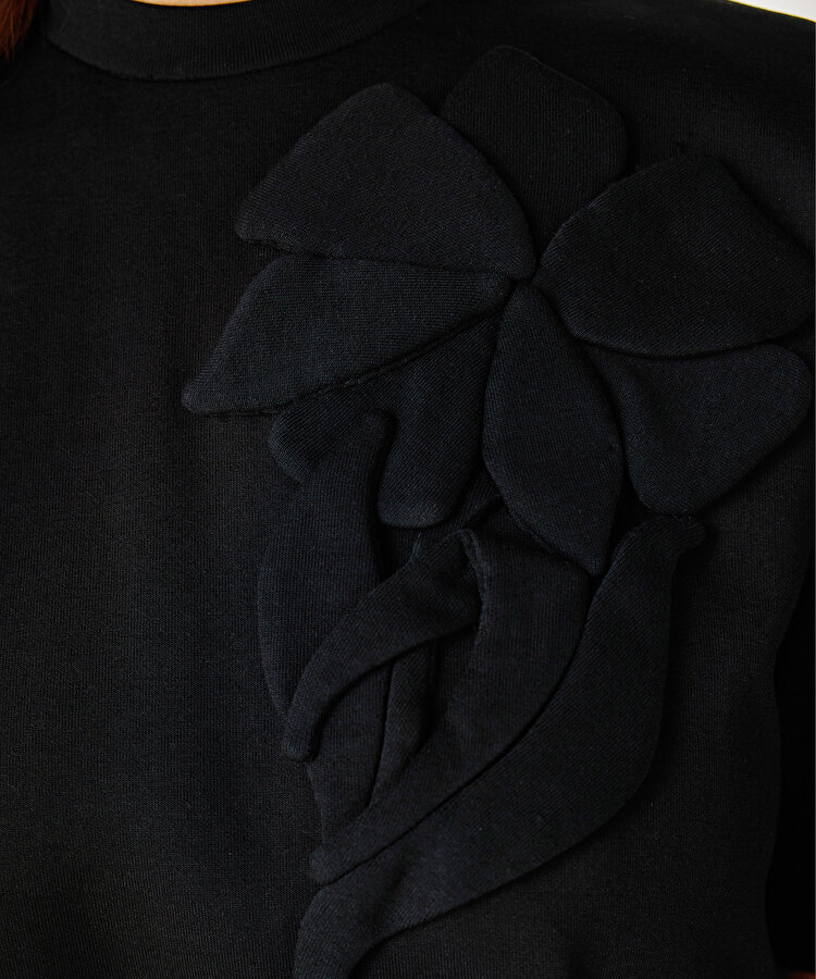 Çiçek aplikeli rahat kesim tişört