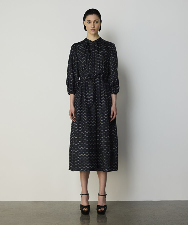 KUŞAKLI VE DESENLİ İPEK ELBİSE