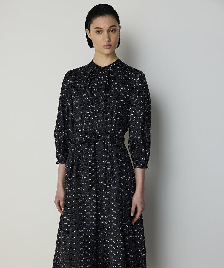 KUŞAKLI VE DESENLİ İPEK ELBİSE