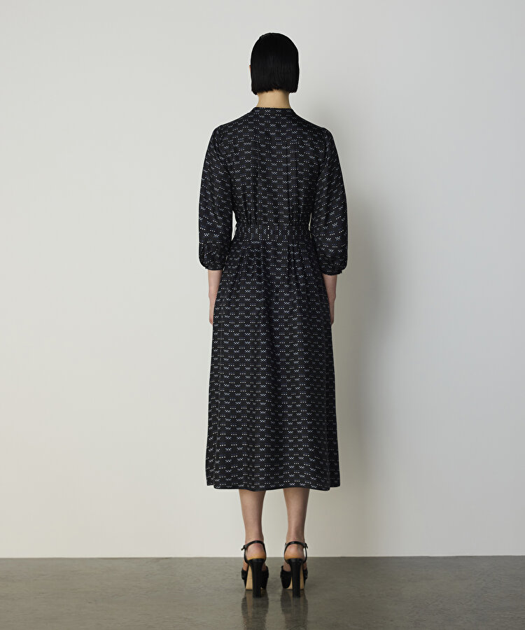 KUŞAKLI VE DESENLİ İPEK ELBİSE