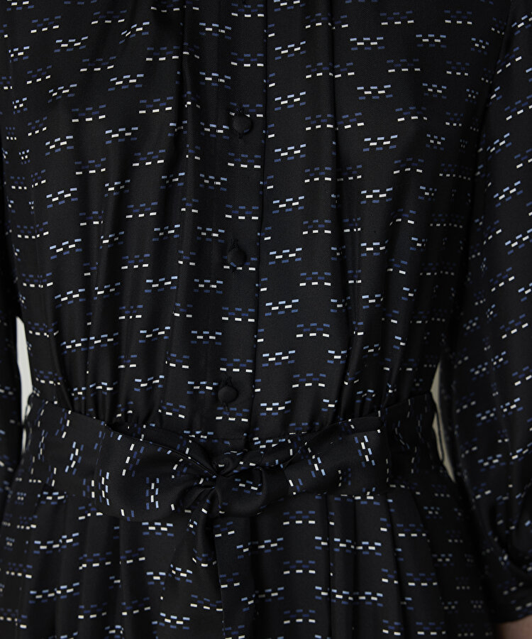 KUŞAKLI VE DESENLİ İPEK ELBİSE