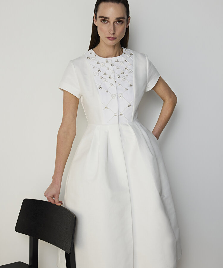 İŞLEMELİ PİLELİ ELBİSE