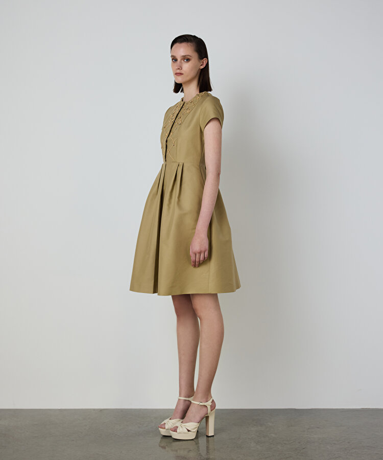 İŞLEMELİ PİLELİ ELBİSE