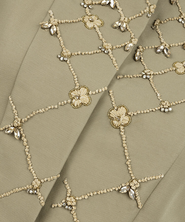 İŞLEMELİ PİLELİ ELBİSE