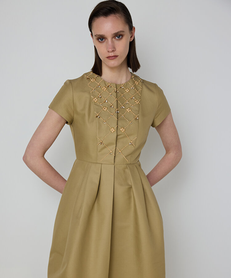 İŞLEMELİ PİLELİ ELBİSE