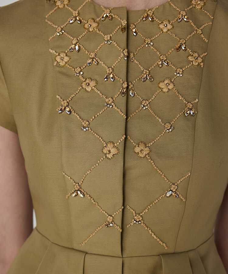 İŞLEMELİ PİLELİ ELBİSE