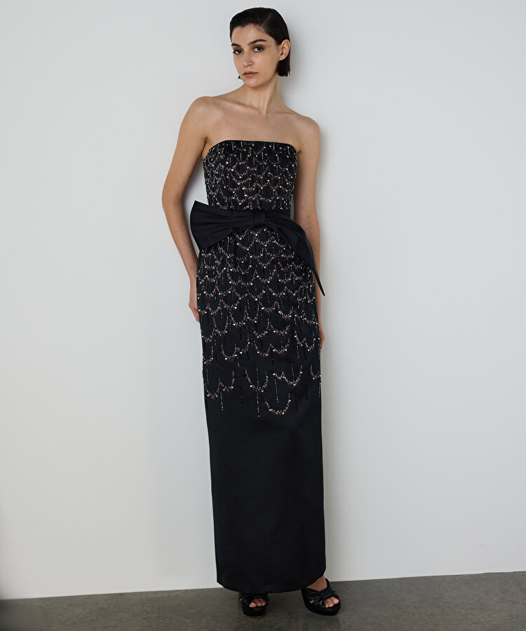 KUŞAKLI VE İŞLEMELİ MAKSİ ELBİSE