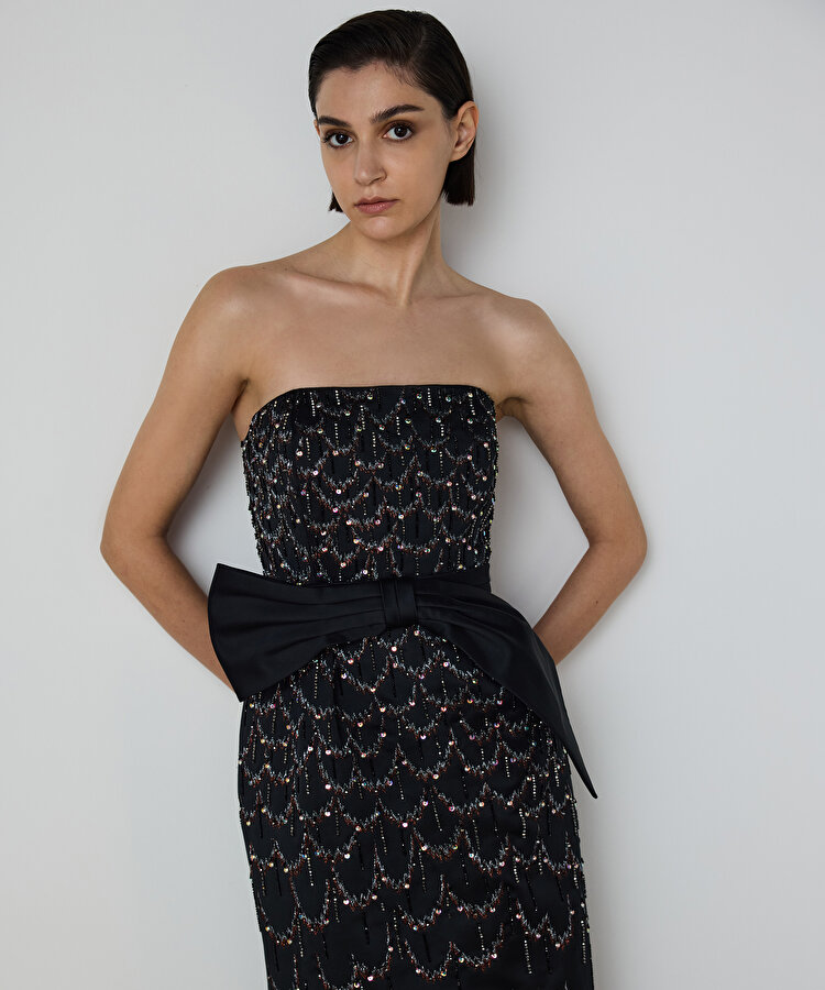 KUŞAKLI VE İŞLEMELİ MAKSİ ELBİSE