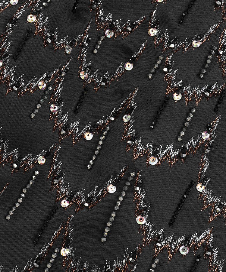 KUŞAKLI VE İŞLEMELİ MAKSİ ELBİSE