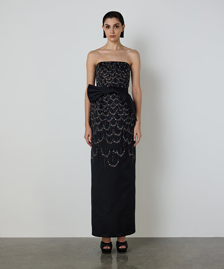 KUŞAKLI VE İŞLEMELİ MAKSİ ELBİSE