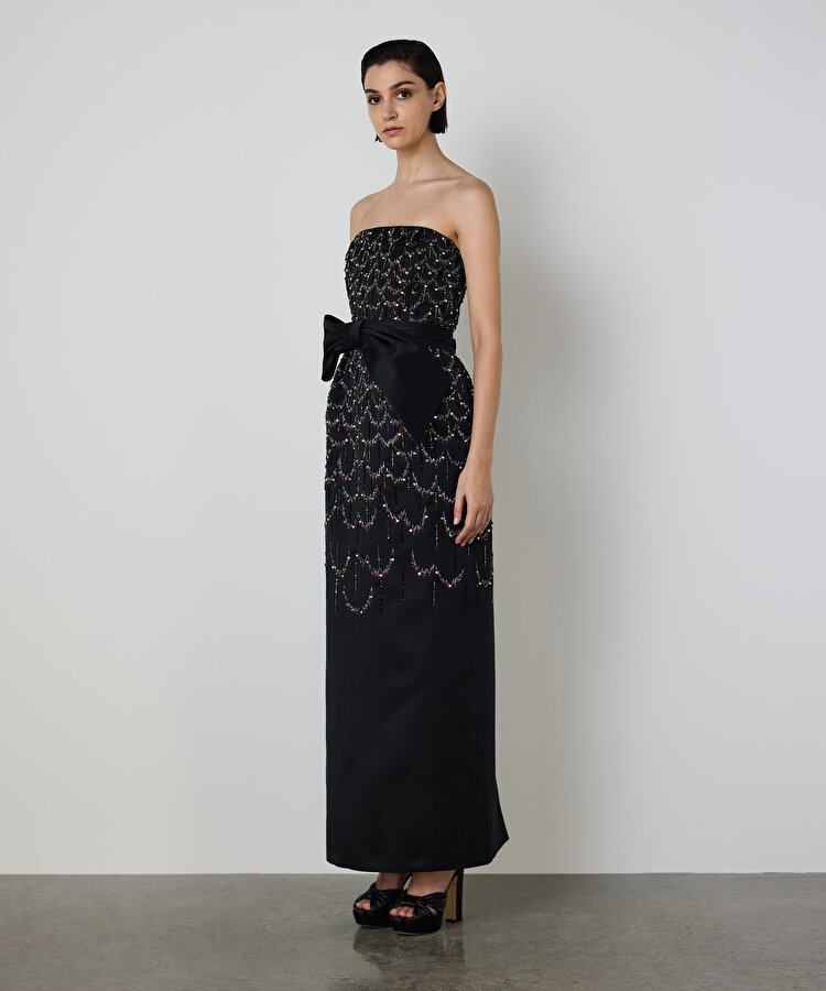 KUŞAKLI VE İŞLEMELİ MAKSİ ELBİSE