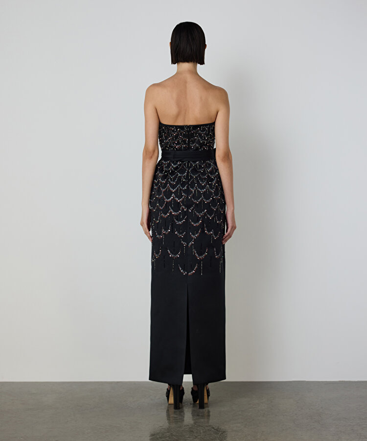 KUŞAKLI VE İŞLEMELİ MAKSİ ELBİSE