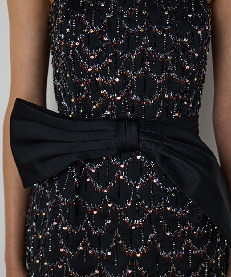 KUŞAKLI VE İŞLEMELİ MAKSİ ELBİSE