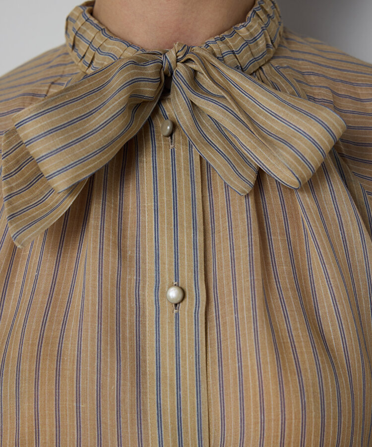 FULAR AKSESUARLI RAMİ GÖMLEK