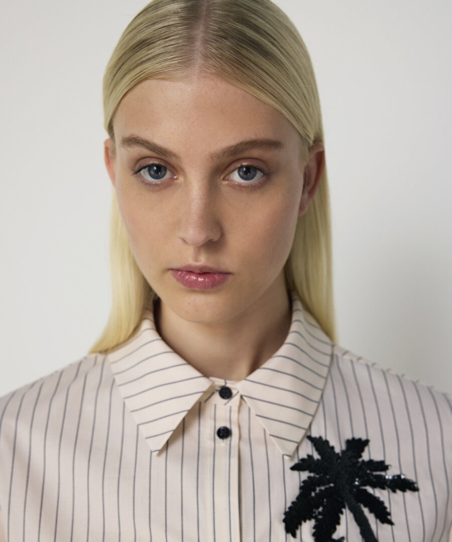 DESENLİ VE İŞLEMELİ GÖMLEK