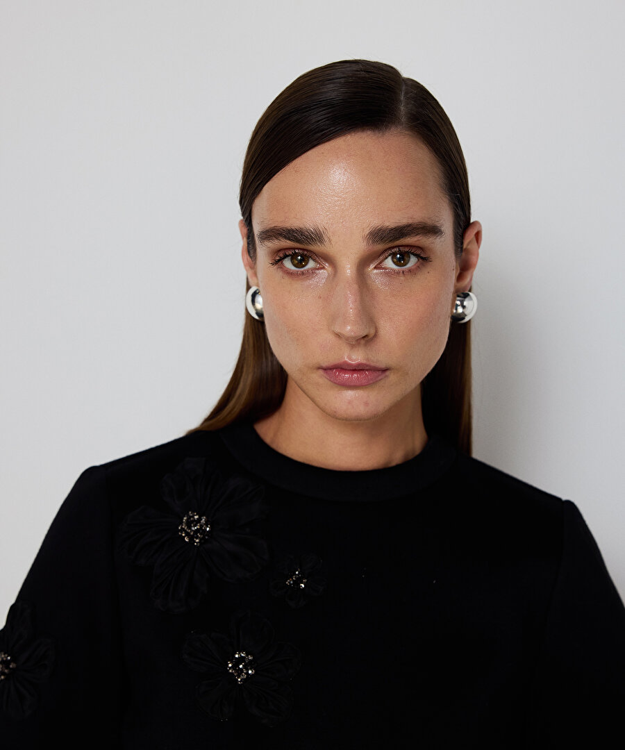 ÇİÇEK APLİKELİ SCUBA TİŞÖRT