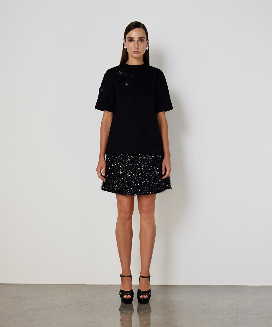 ÇİÇEK APLİKELİ SCUBA TİŞÖRT