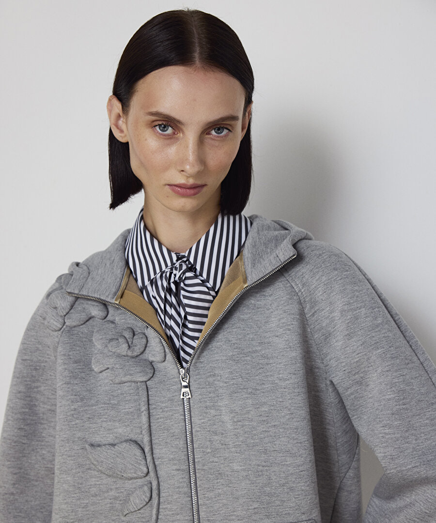 ÇİÇEK APLİKELİ SWEATSHIRT