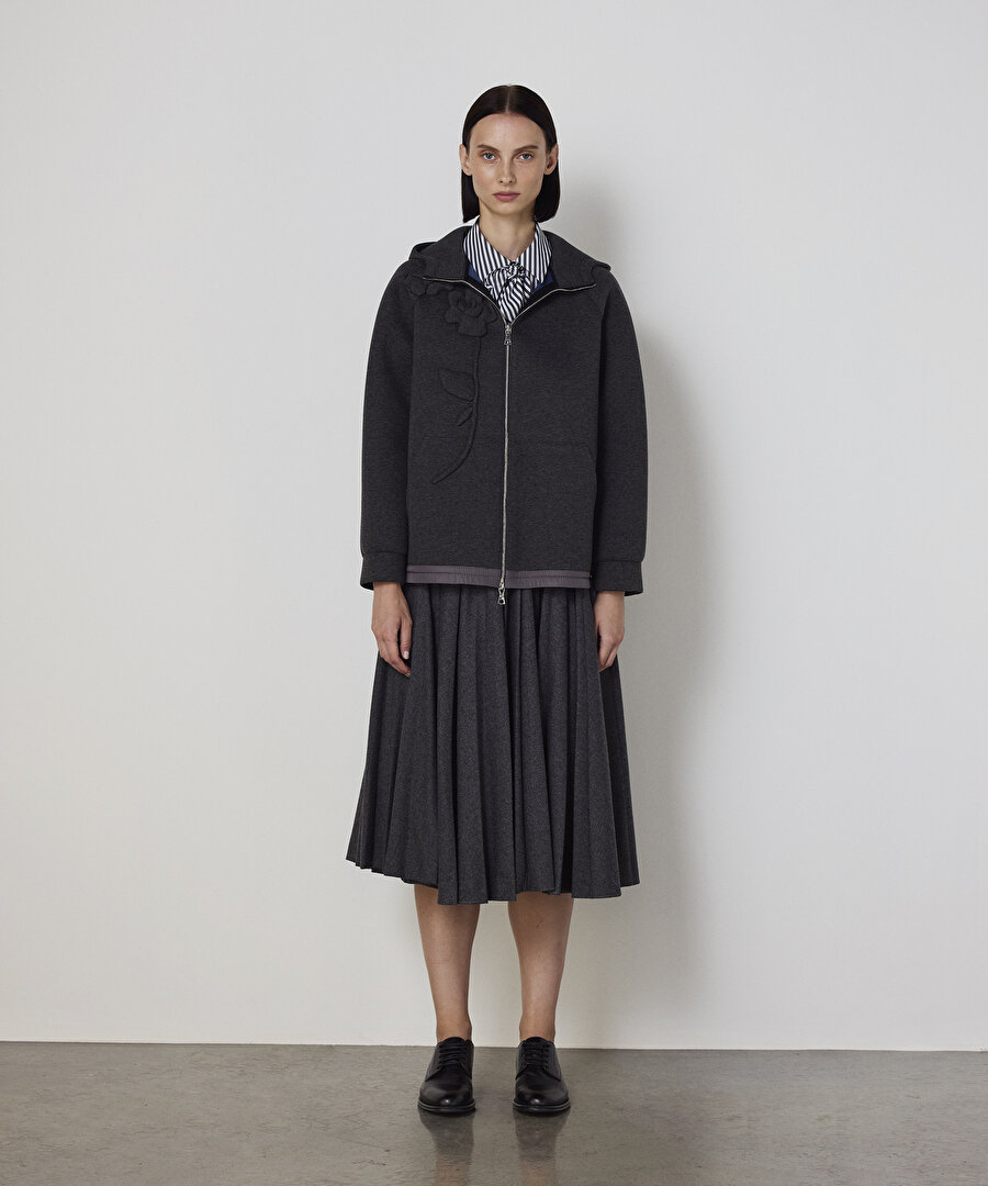 ÇİÇEK APLİKELİ SWEATSHIRT