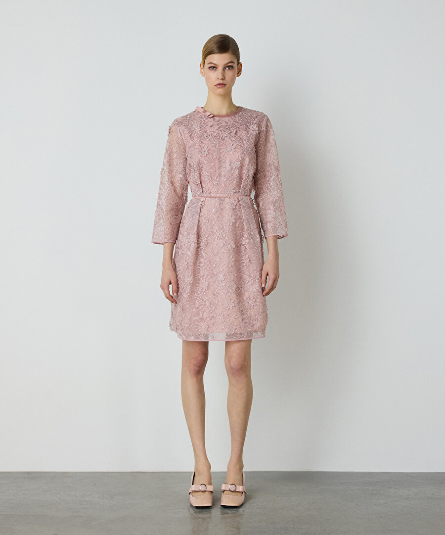 3D çiçek işlemeli elbise