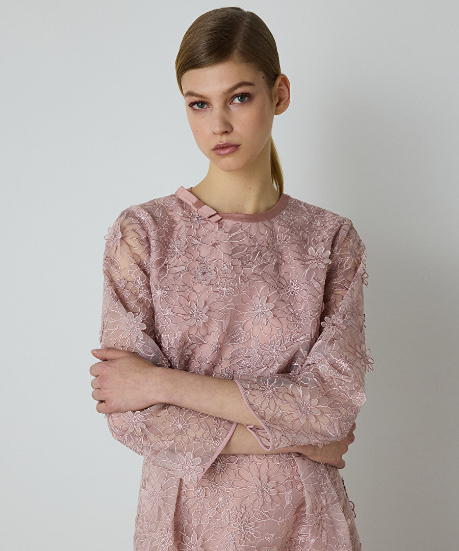 3D çiçek işlemeli elbise