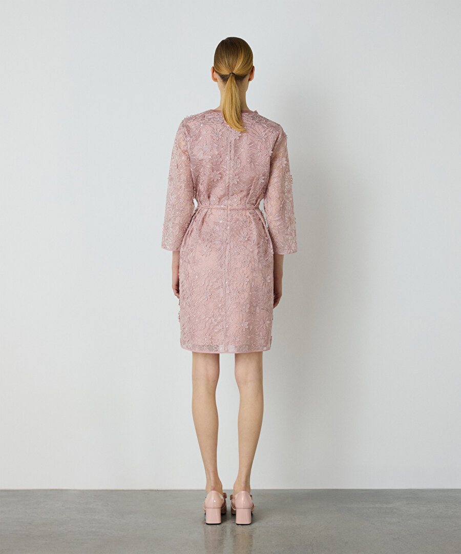 3D çiçek işlemeli elbise