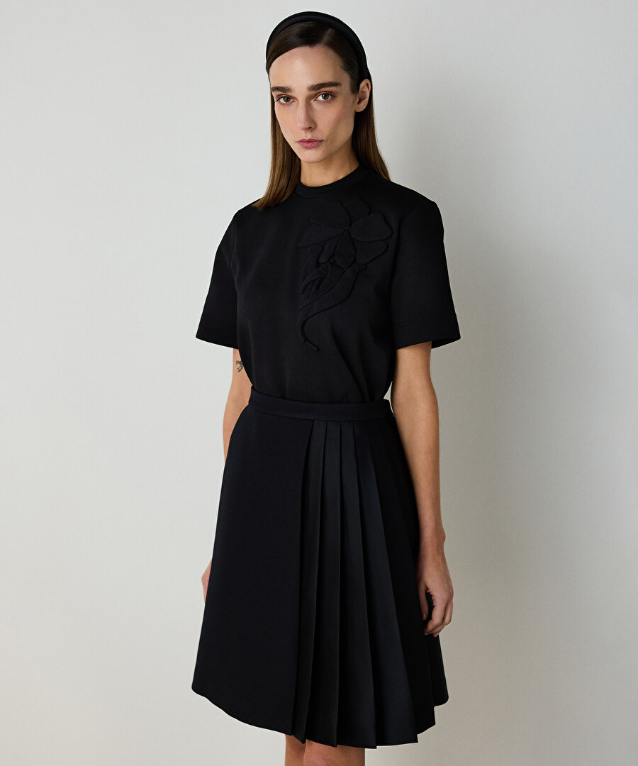 Çiçek aplikeli rahat kesim tişört