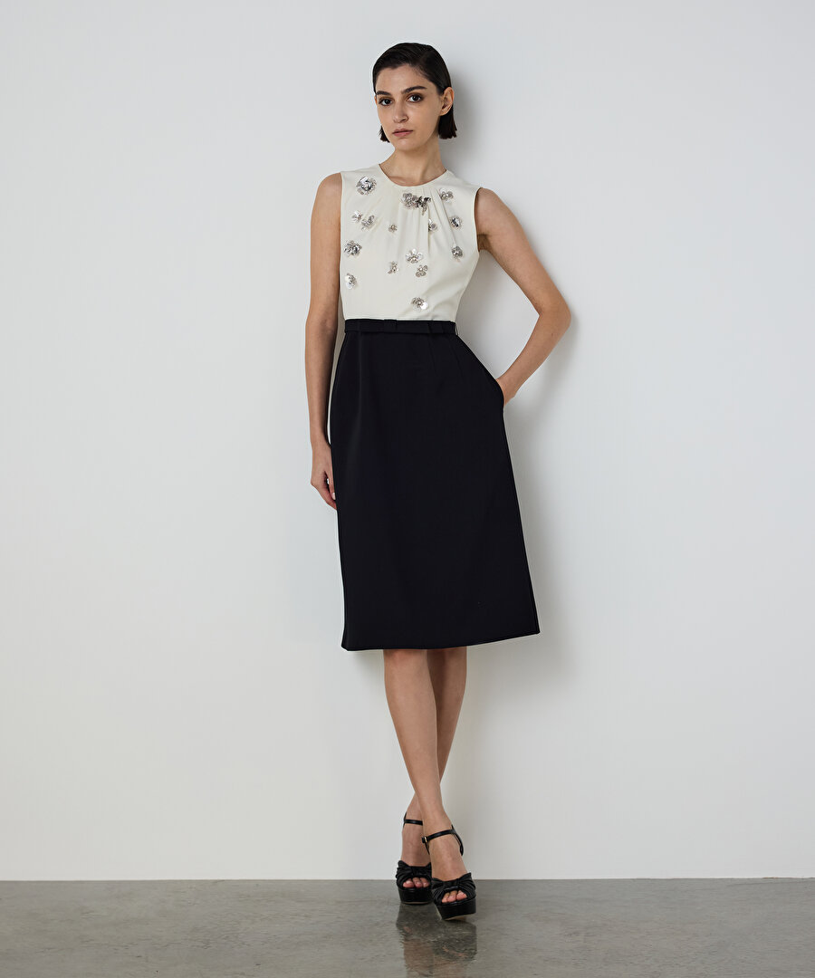 İŞLEMELİ COLORBLOCK ELBİSE