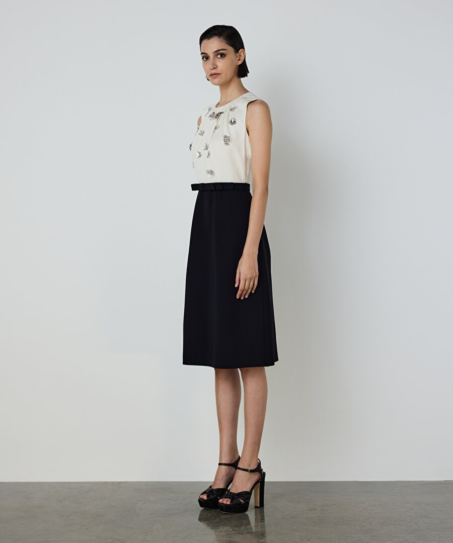 İŞLEMELİ COLORBLOCK ELBİSE