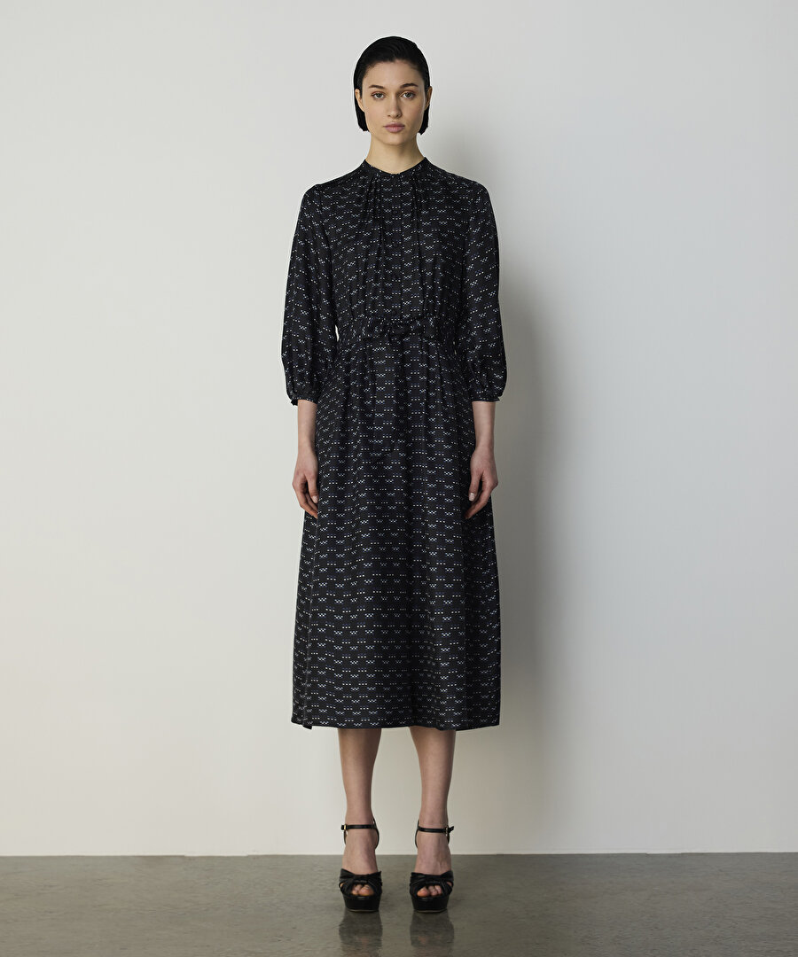 KUŞAKLI VE DESENLİ İPEK ELBİSE