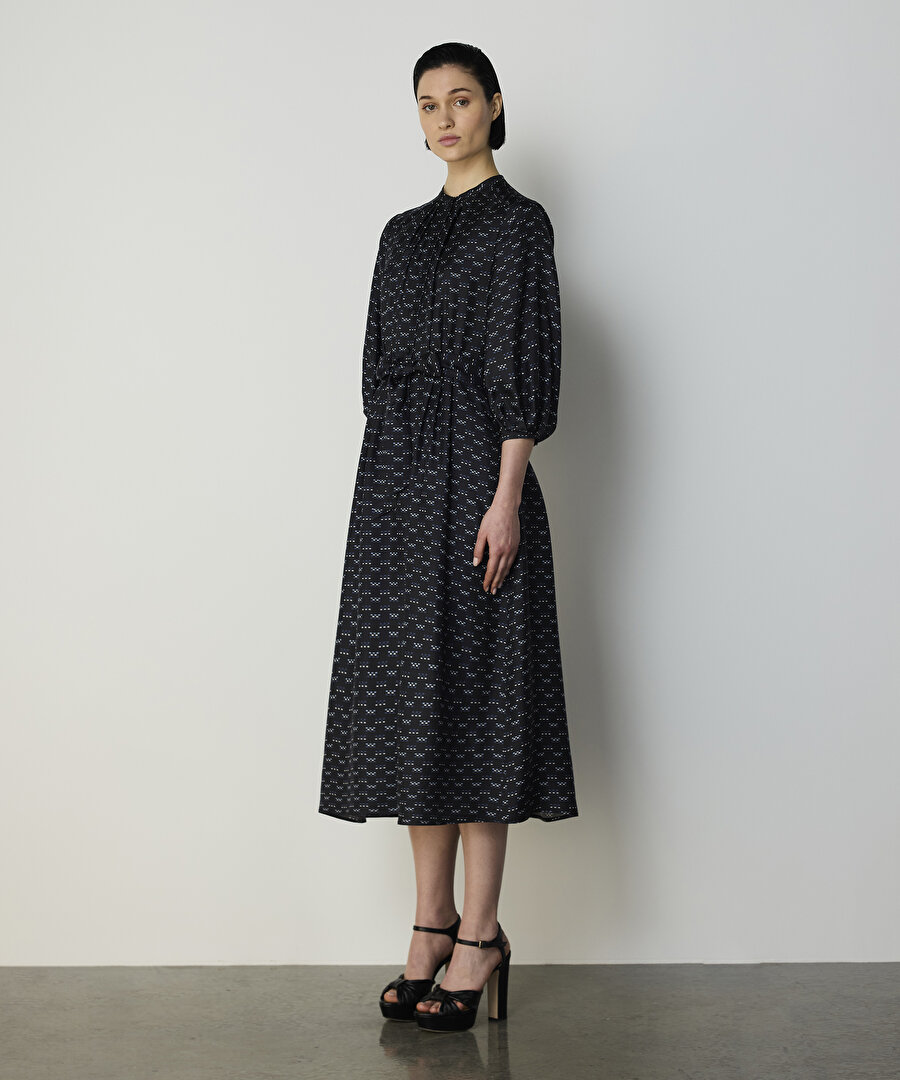 KUŞAKLI VE DESENLİ İPEK ELBİSE