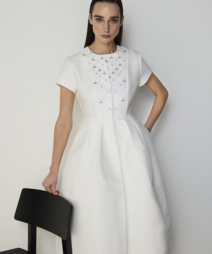 İŞLEMELİ PİLELİ ELBİSE