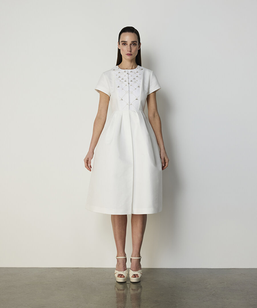 İŞLEMELİ PİLELİ ELBİSE