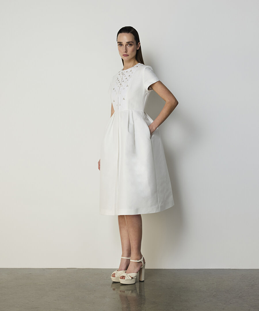 İŞLEMELİ PİLELİ ELBİSE